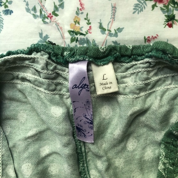 Green & White Floral Shorts - Francesca’s - Picture 3 of 5